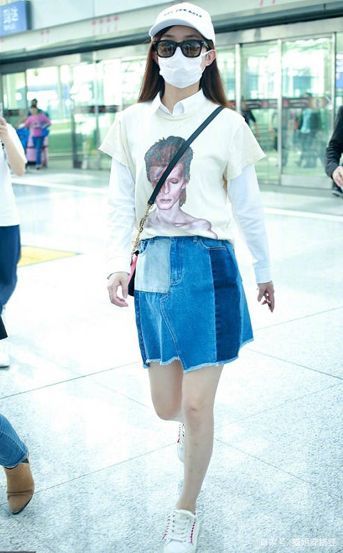 设计|单身的赵丽颖更舍得破费了，机场穿2000多白衬衫，Dior包也不离身