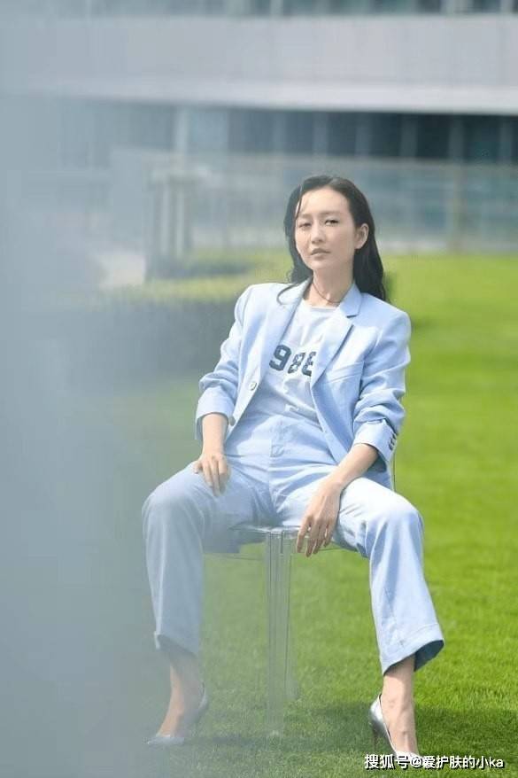 中性|王鸥好身材真任性，穿中性西装帅气显独立，叉开腿坐气质很大佬