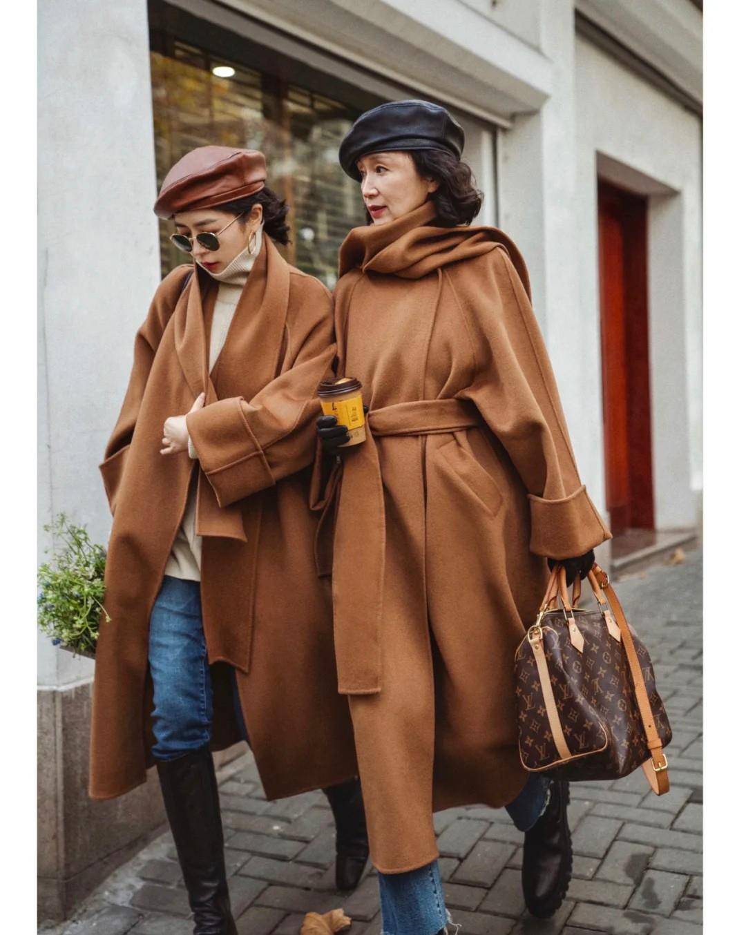 设计|女人60岁而已,别总“大妈式”穿搭!帽子+呢大衣,时髦显气质