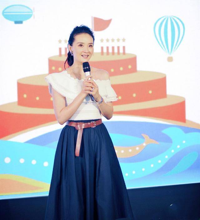 设计|王艳罕见携子上综艺，47岁扎马尾像女团，15岁儿子颜值大变样