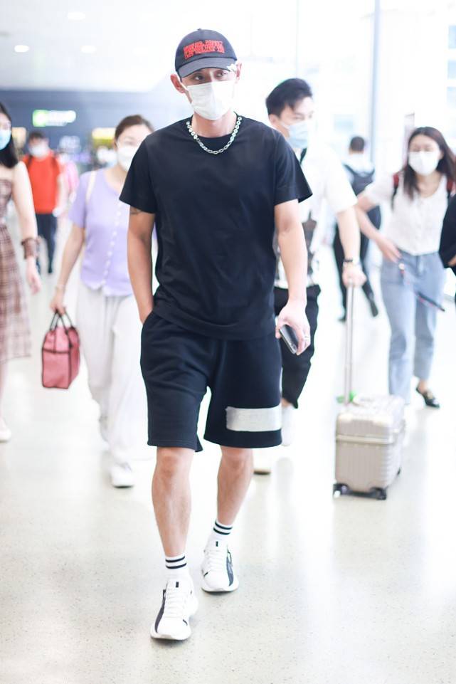 时尚|张继科时尚感真好，“机场秀”变身潮男，运动风这样穿活力十足