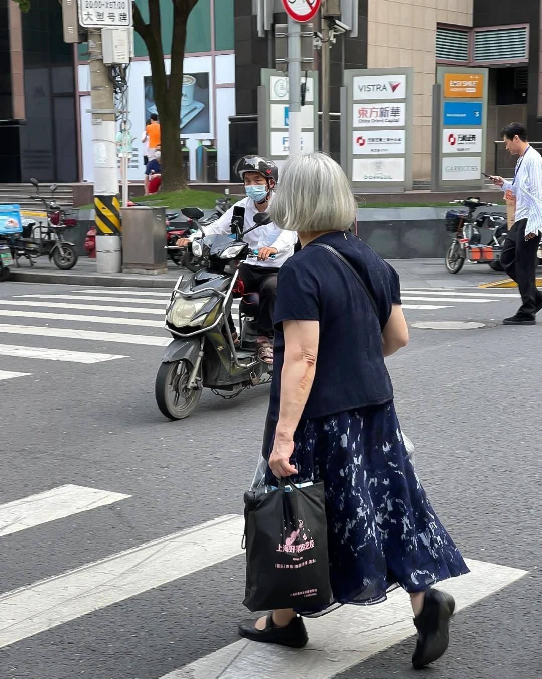 大腿|上海6、70岁阿婆真讲究，夏天穿裙子不露大腿，比故意扮嫩更好看