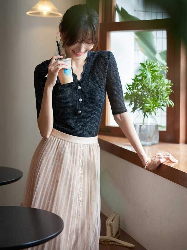女生|2、30岁如何穿出高级的优雅感？衬衫配半身裙，少女气质感十足