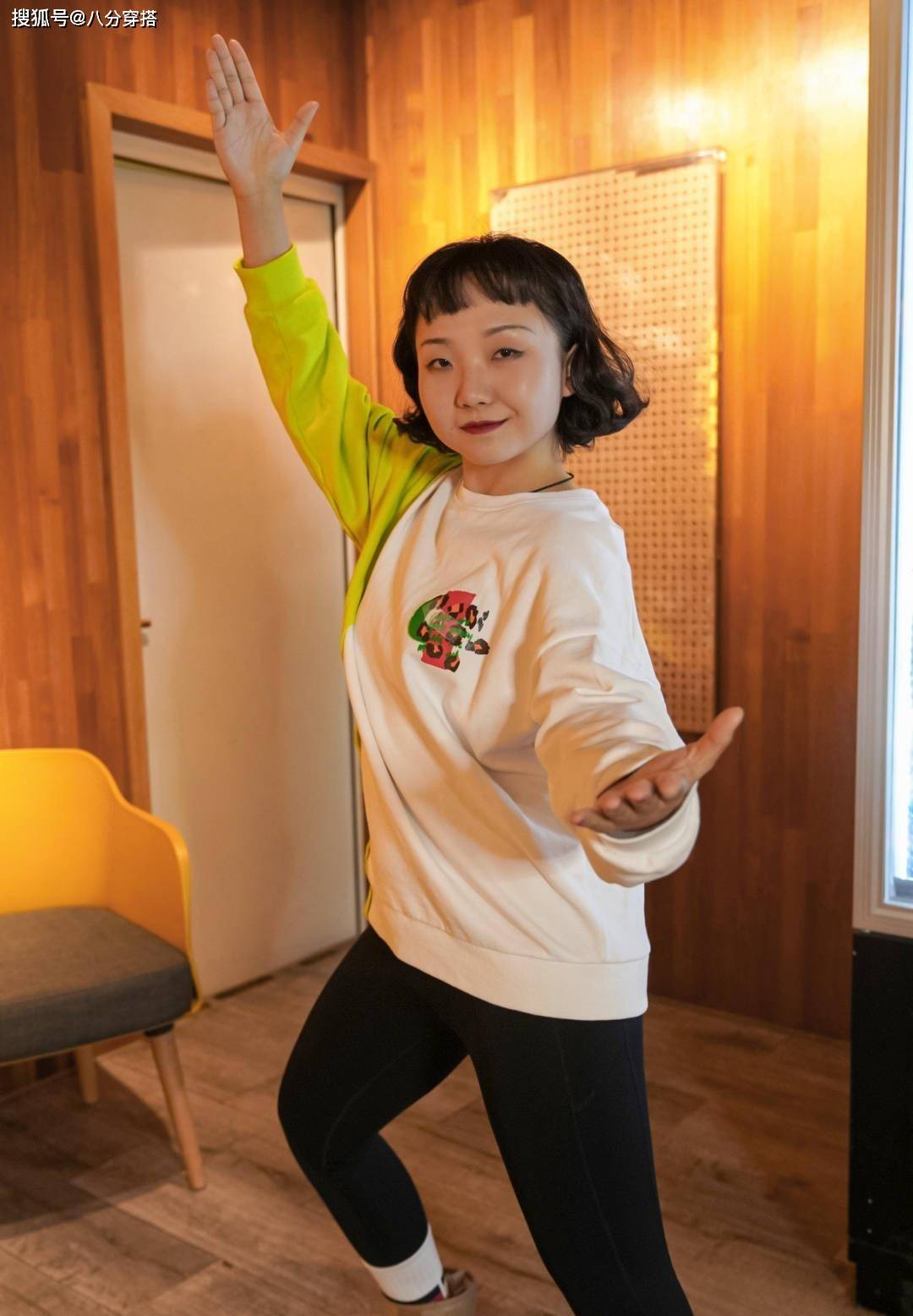 设计|辣目洋子穿出“微胖美精髓”，穿牛仔外套配黑色内衬，怪洋气的