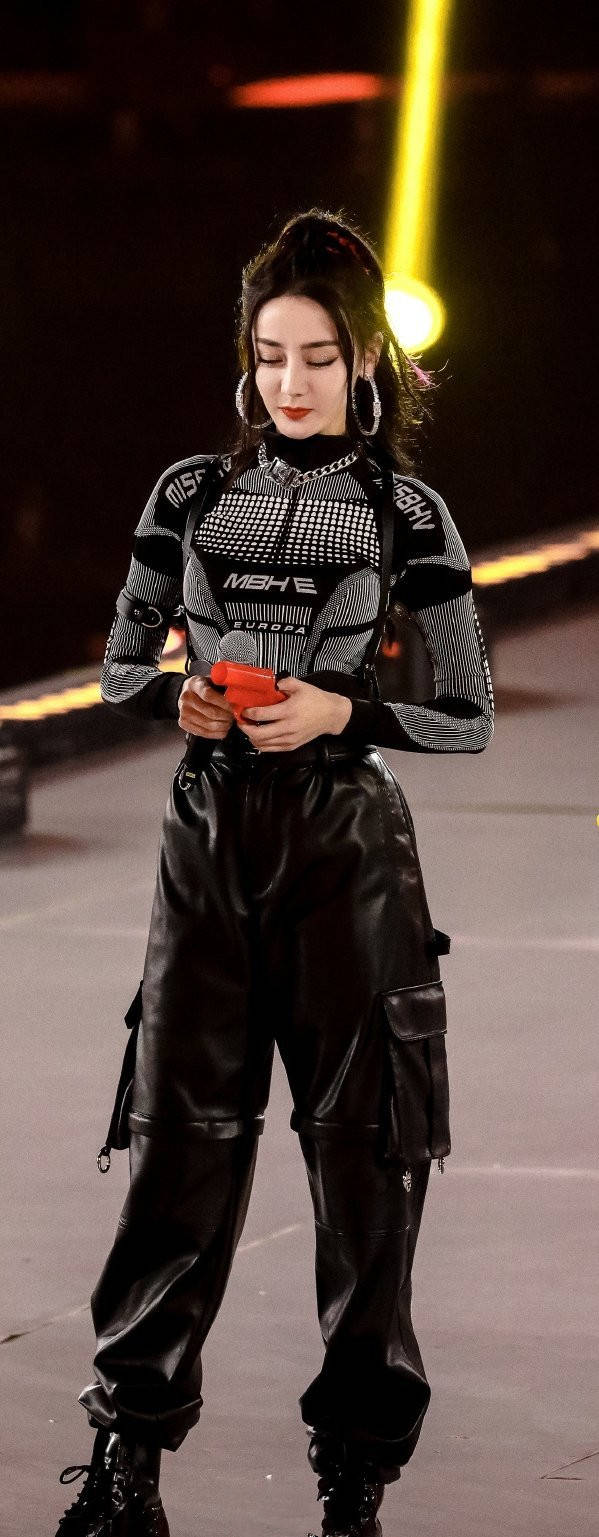 整体|迪丽热巴太会穿!工装裤演绎满满“甜酷风”,气场不输任何人