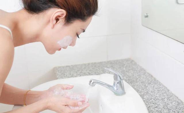 黑头|秋冬洁面怎么选?干净水润不紧绷买它就对了