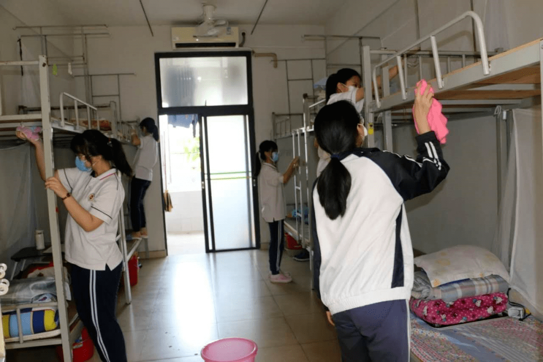 侨中一个宿舍一般住9-10人,宿舍的花洒不出热水只出冷水,需要热水的话