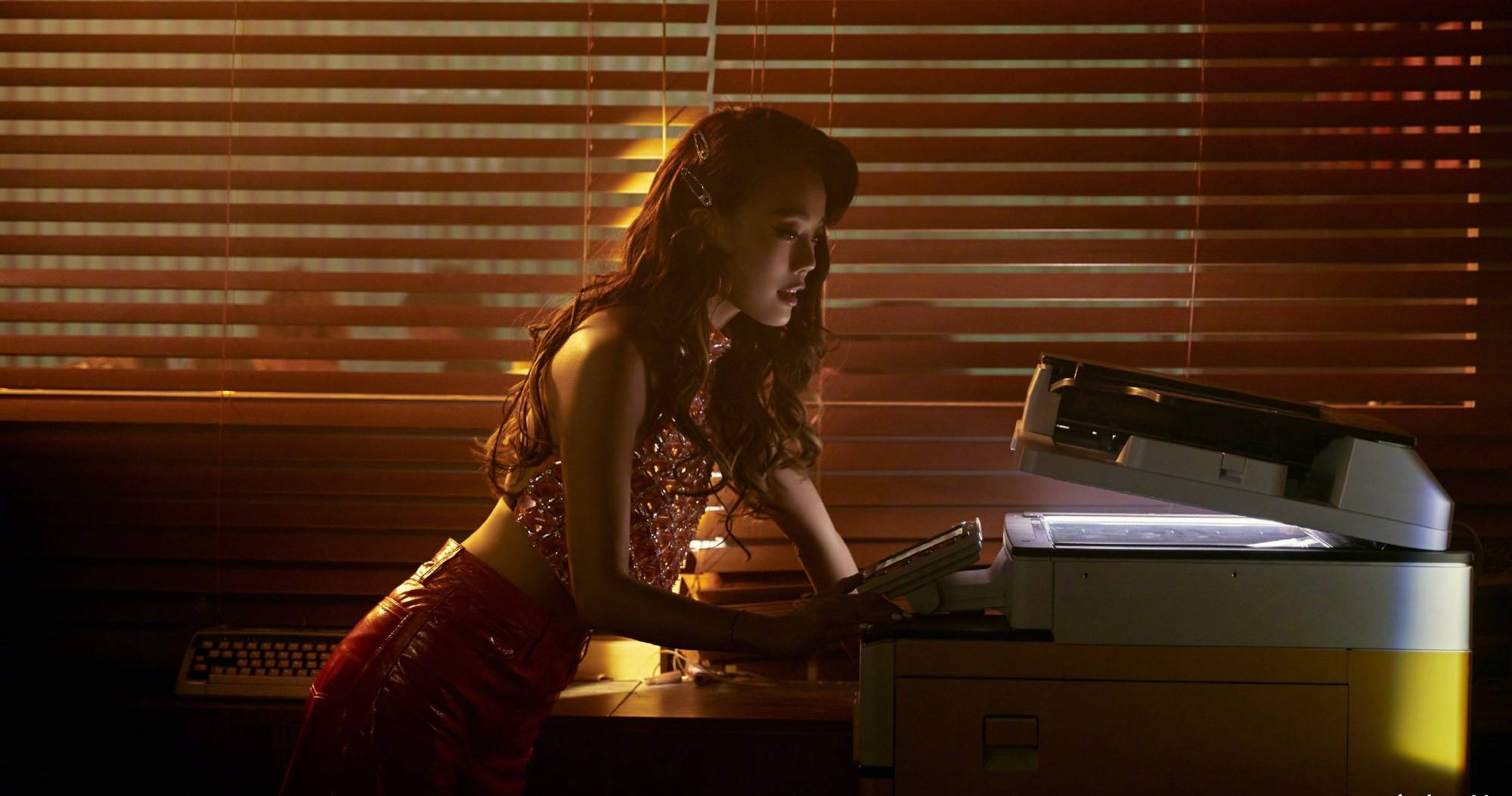 容祖儿新歌造型释出 大波浪卷发配皮裤性感满分