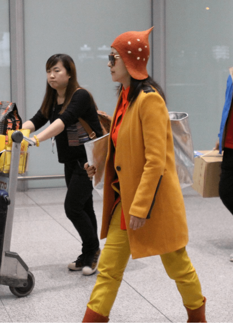 颜色|郝蕾自带活泼气质,穿得鲜亮背着大手袋,一点不像人到中年的样