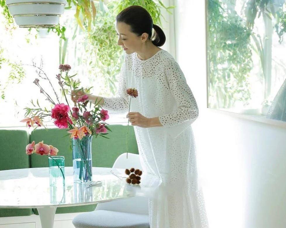 颜色|60多岁的女人,多穿这种素雅裙!遮肉藏肚时髦洋气,不化妆也美嫩