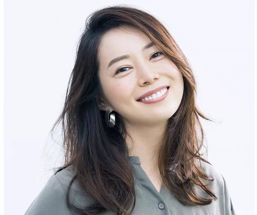 卷发|年底了，50多岁女人换发型，少烫“大妈卷”！先剪再烫更显气质