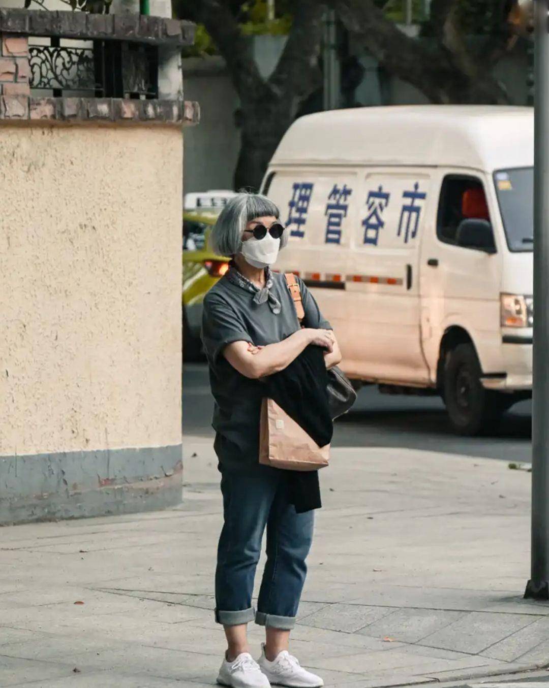 黑色|老年人不懂时尚？上海平均65岁的老年人的时尚穿搭，比90后更时髦