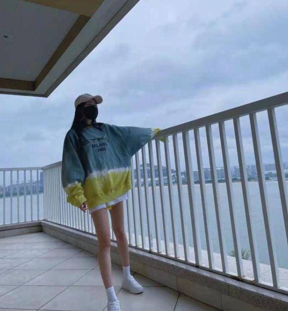 卫衣|杨幂紧追潮流支持国货，穿鸿星尔克自拍，一百多的鞋子拍出高级感