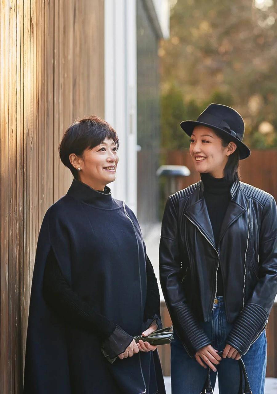 高领衫|这才是开春流行的打扮!阔腿裤+开衫,五六十岁的女人这样穿真美