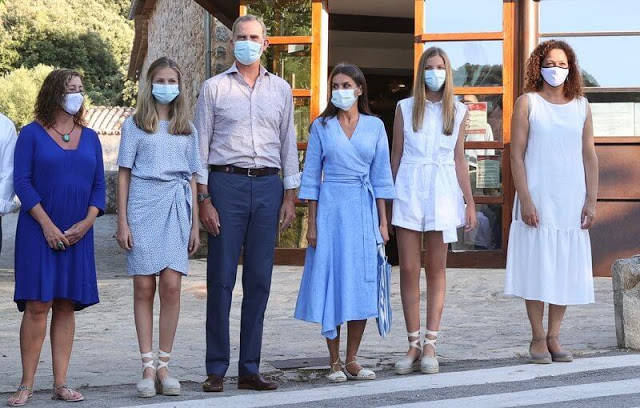 公主|西班牙俩公主蓝白配美翻！15岁未来王储气质优雅，妹妹的长腿吸睛