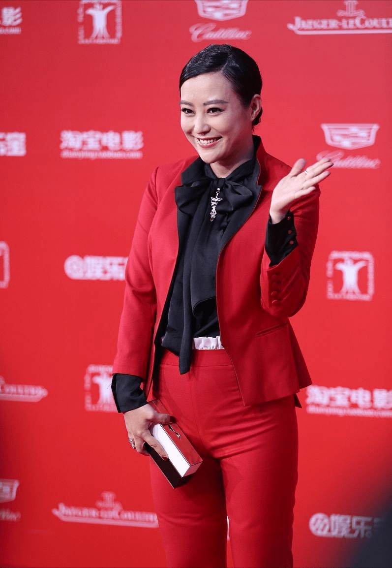 整体|郝蕾穿西装挺帅气，就是裤子勒得有点紧，饱满身材包不住了