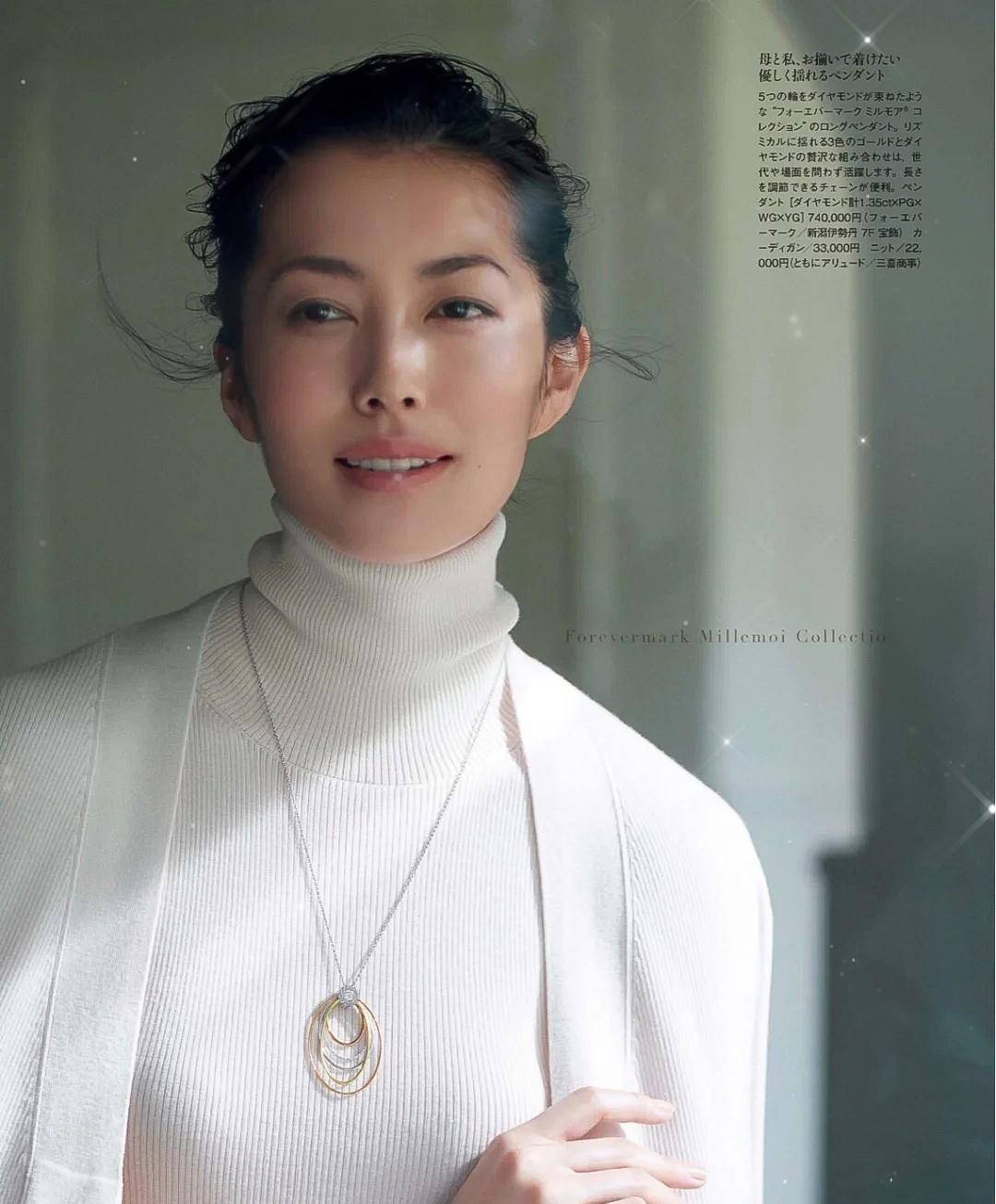 米色|60岁左右的女人，穿大衣怎能不搭围巾，今冬这样穿，时髦显气质