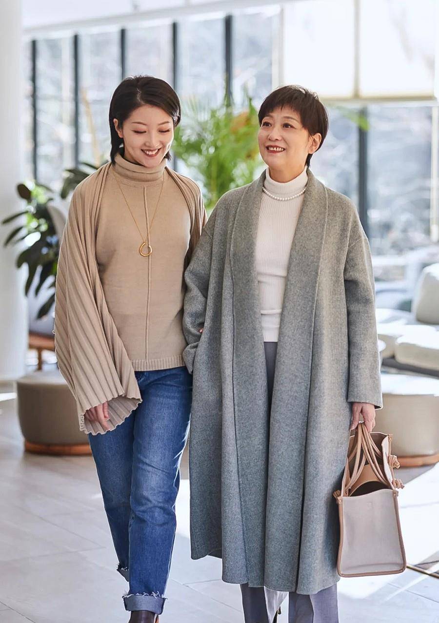 高领衫|这才是开春流行的打扮!阔腿裤+开衫,五六十岁的女人这样穿真美