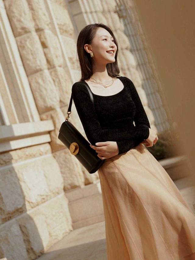 黑色|奔三奔四的女性这样穿也很好看，黑色针织衫配半身裙，通勤又优雅