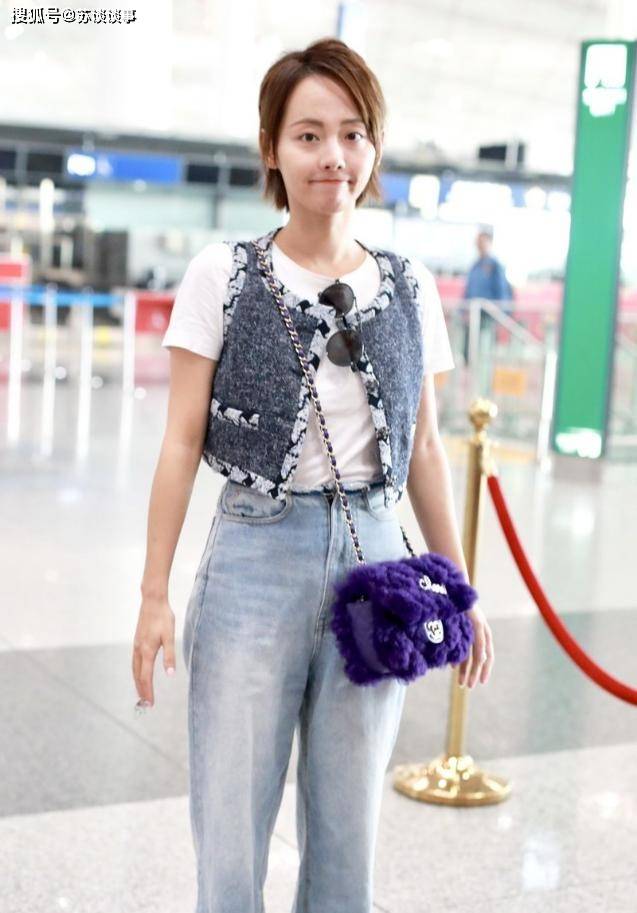 小腹|张嘉倪当妈了也重管理，T恤掖裤腰里穿出门，小腹依旧平坦不鼓囊