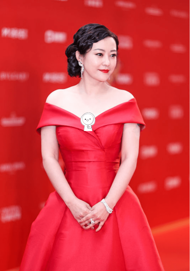 郝蕾|郝蕾身材有知性感，大敞领礼服秀多肉曲线，比一般中年女人强不少