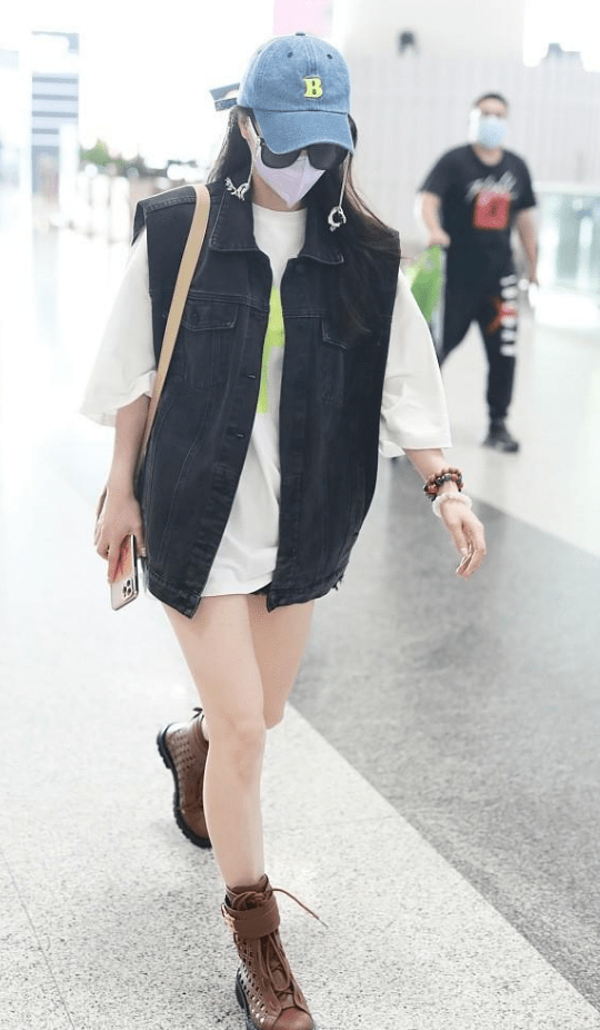 黄圣依|黄圣依穿搭太大胆了，时髦上衣搭配下衣失踪，秀出性感大长腿