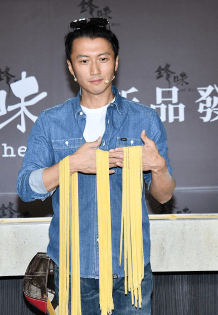 人家|牛仔裤穿腻了？看人家谢霆锋怎么穿，时尚高级不俗套