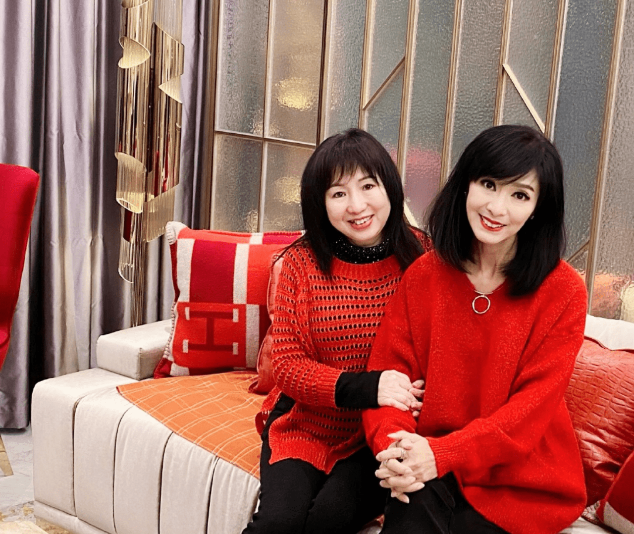 整体|65岁米雪美貌还在，白皙肤色配红毛衣，骨感身材完全不输小姑娘
