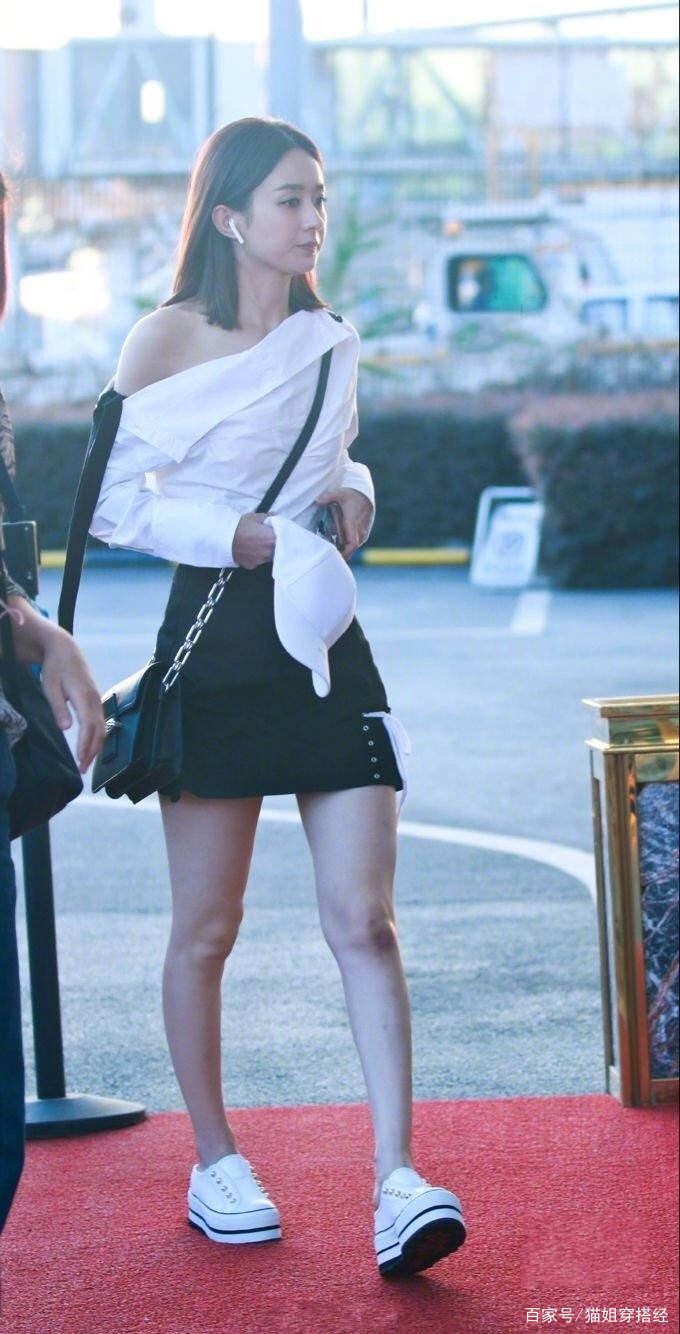 设计|单身的赵丽颖更舍得破费了，机场穿2000多白衬衫，Dior包也不离身
