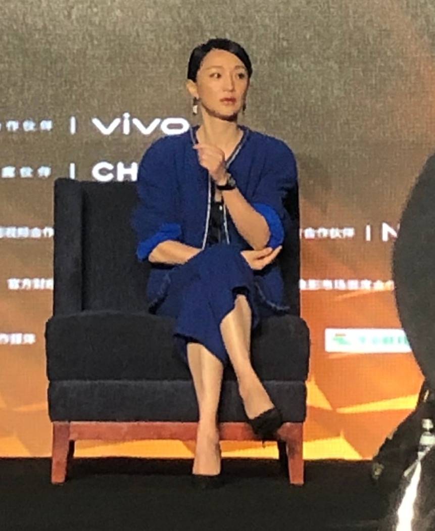 严重|拍到周讯活动的现场照,脸多皱下垂严重,打扮再知性也难掩老态!