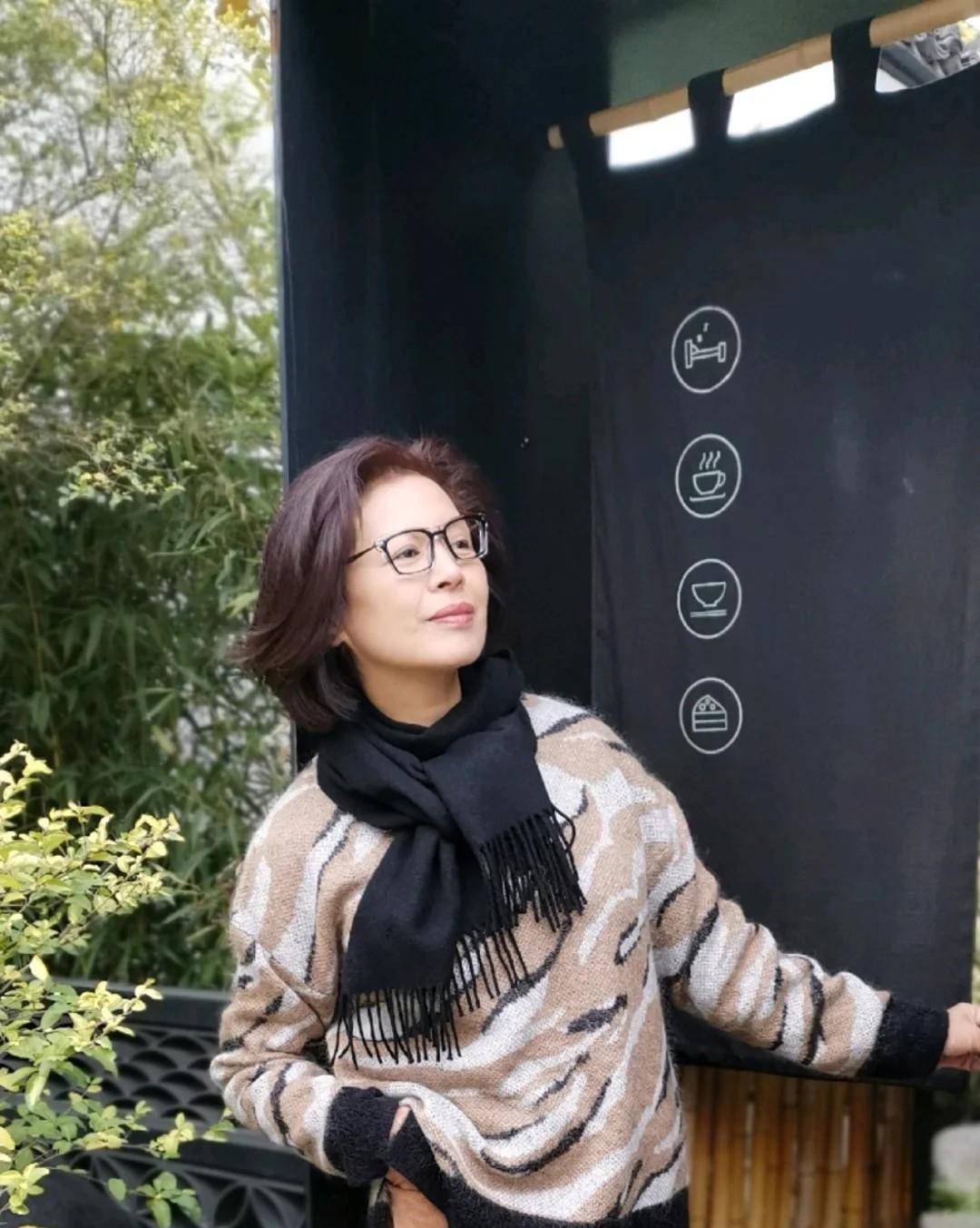 米色|60岁左右的女人，穿大衣怎能不搭围巾，今冬这样穿，时髦显气质