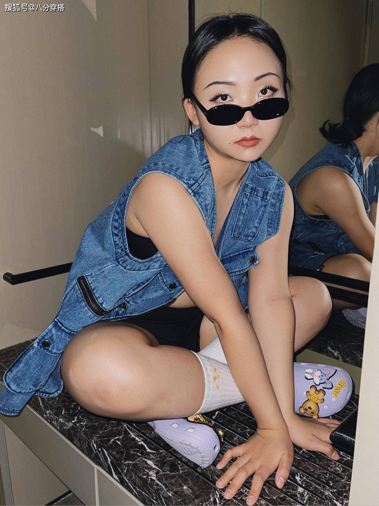 设计|辣目洋子穿出“微胖美精髓”，穿牛仔外套配黑色内衬，怪洋气的