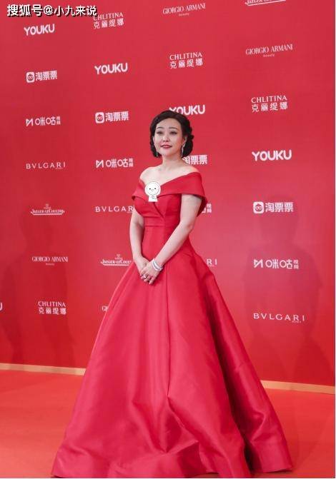 样式|郝蕾长相身材没咋变，套装穿出“老板”模样，打招呼挺有“派头”