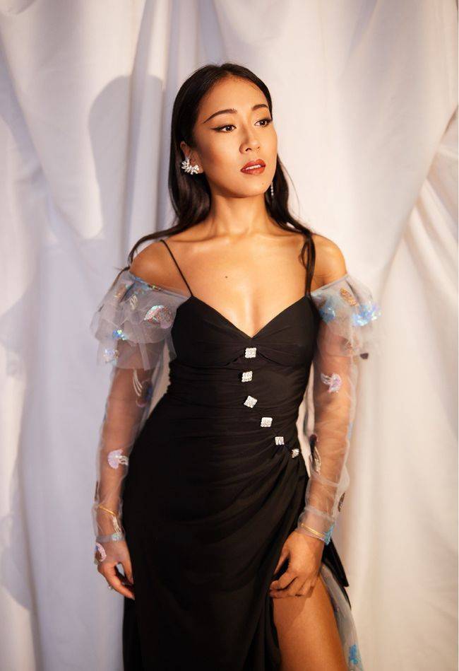 颜色|谁说黑妹子不适合红色？吉克隽逸一袭红裙走“热辣风”，太美了