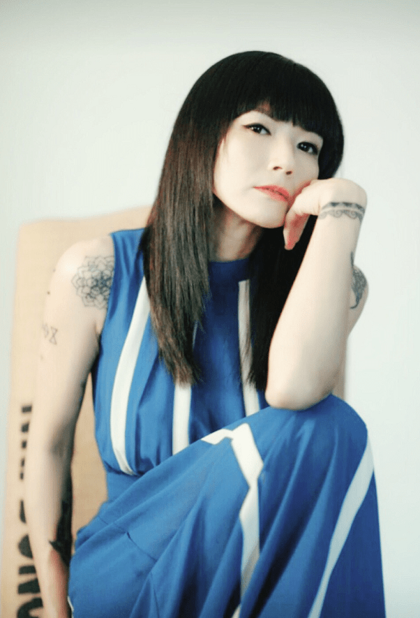 卢巧音的时尚真惹眼这么艳丽的颜色同龄人都不敢轻易的穿身上