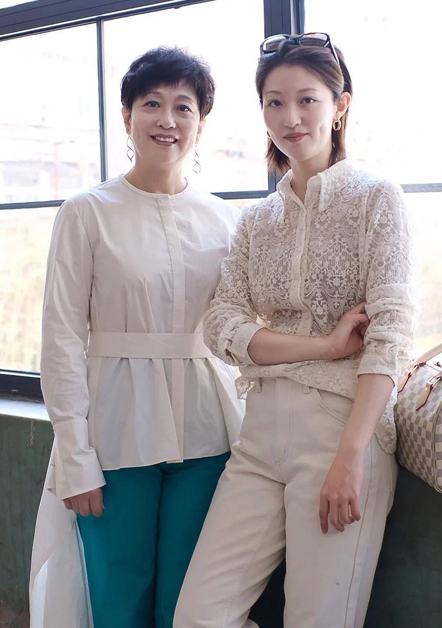 高领衫|这才是开春流行的打扮!阔腿裤+开衫,五六十岁的女人这样穿真美