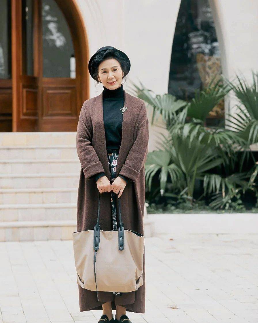 亮度|女人，你才60多岁而已，为何不穿得时髦一点，继续“臭美”下去