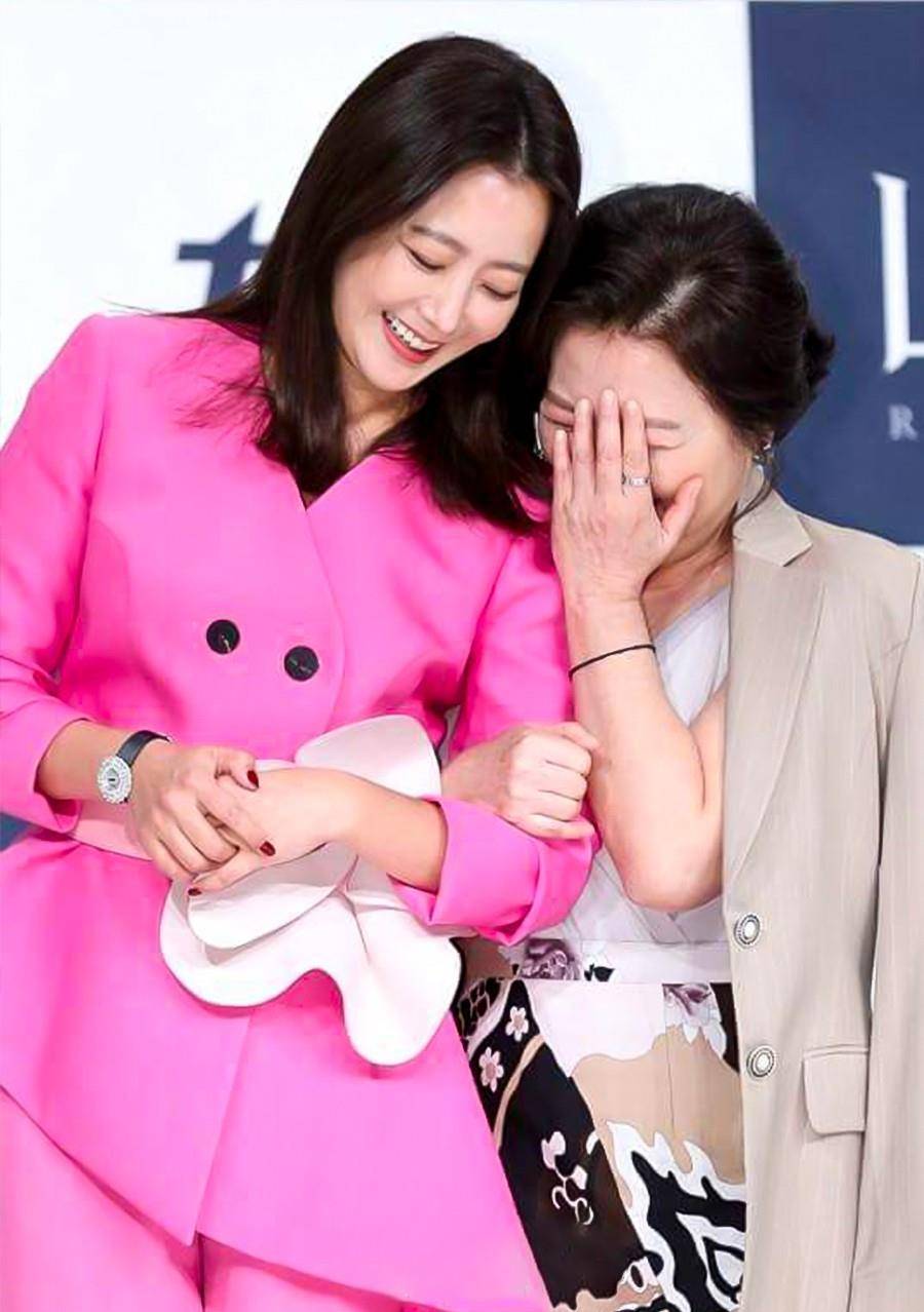 设计|金喜善真厉害,粉嫩西装也能驾驭,腰上绑花,本以为俗气但很意外