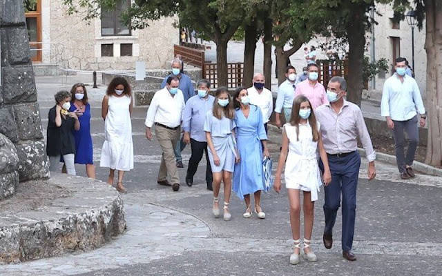 公主|西班牙俩公主蓝白配美翻！15岁未来王储气质优雅，妹妹的长腿吸睛