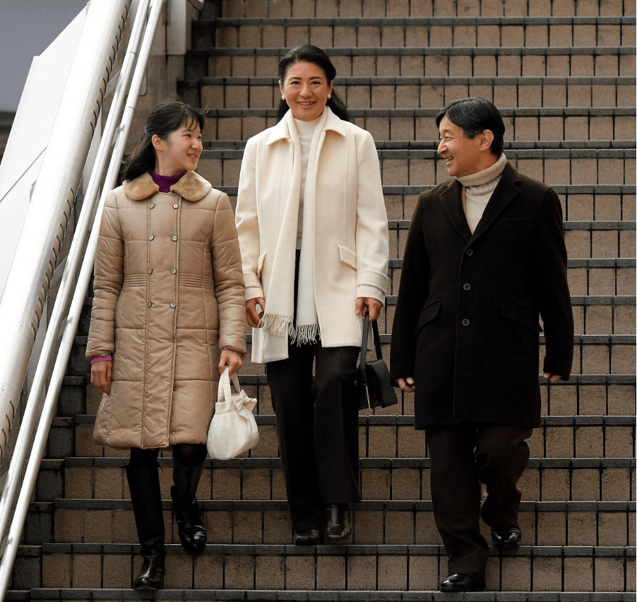 爱子|爱子公主气质好普通，素颜穿格纹衬衫出镜，和普通小姑娘没两样