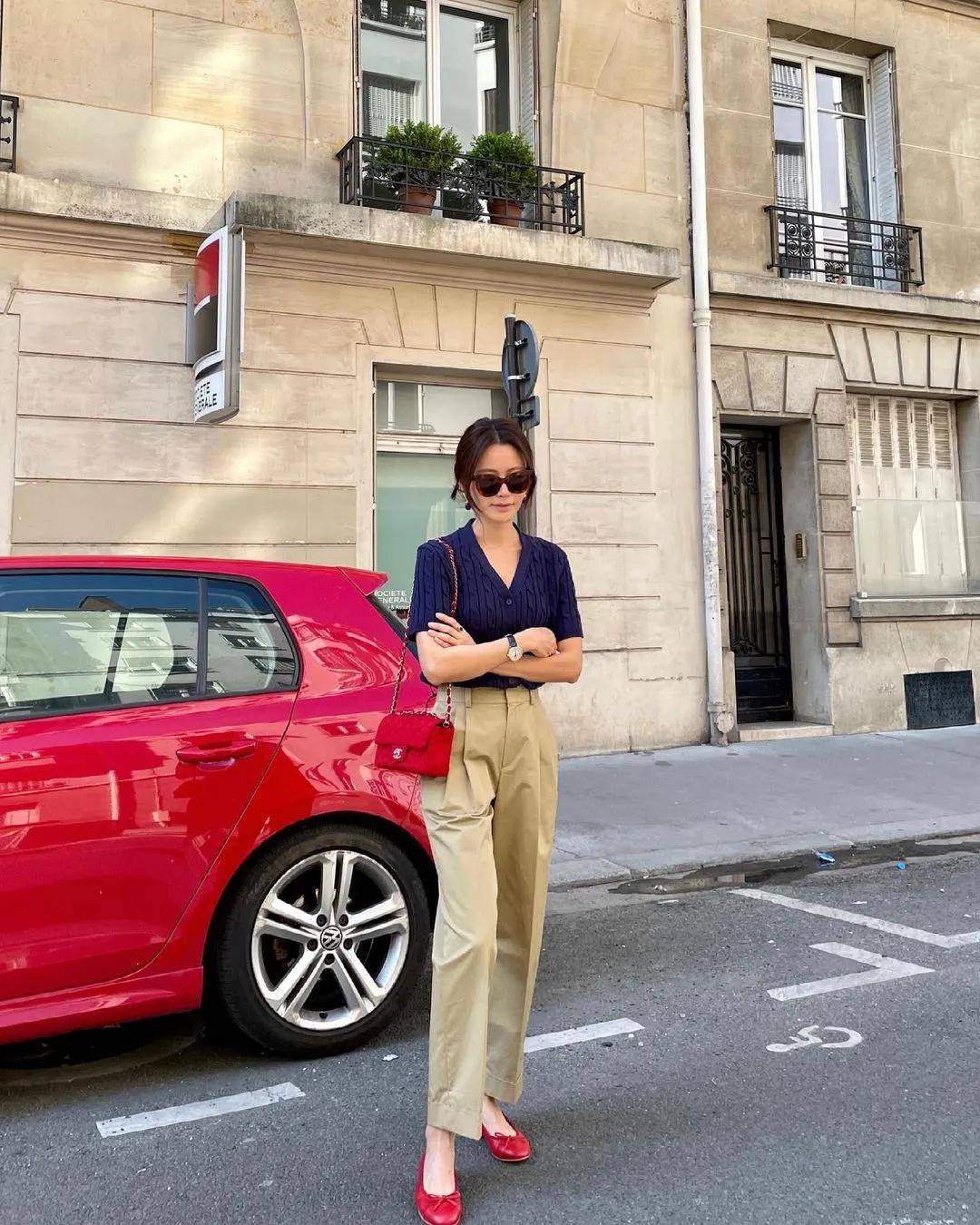 配饰|这位极简风博主的搭配中有一点点浪漫和俏皮