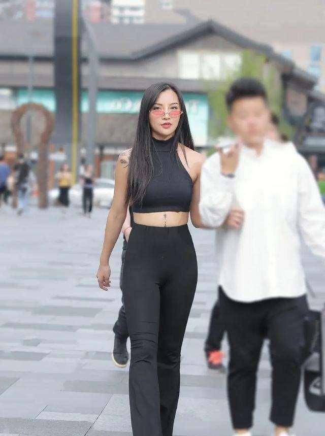 都能|“胯大肩宽”的女人,今夏流行“打底裤”,时髦修身游刃有余!