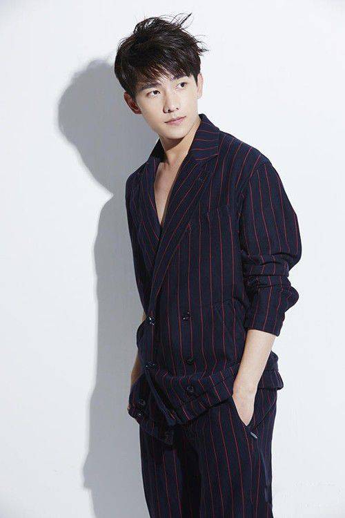身材|杨洋的长相太“少年”了，就算梳着略显油腻的发型，也好帅气