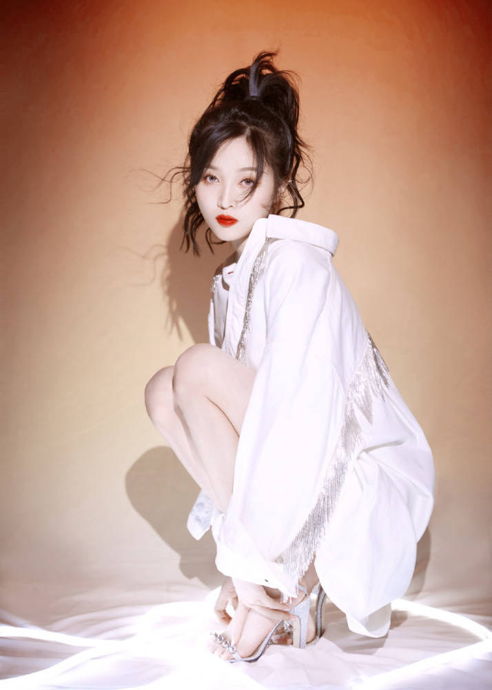 百味吴宣仪的爆裂舞台来了一袭吊带白色短裙闪闪惹人爱的甜心