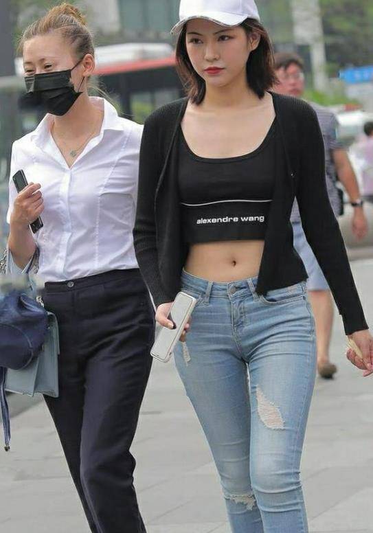 整体|修身牛仔裤穿上显气质，修饰出完美身材曲线，彰显时尚魅力