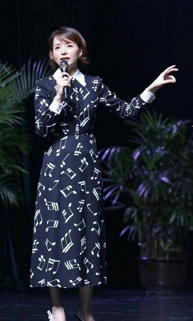 黑色|国民女神董卿的时尚穿搭，穿搭黑色花纹连衣裙，简直诗意满满