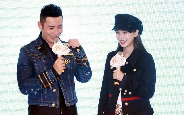 黑色|杨颖挺会搭配的，一身“海军装”配报童帽，在黄晓明身边真小女人