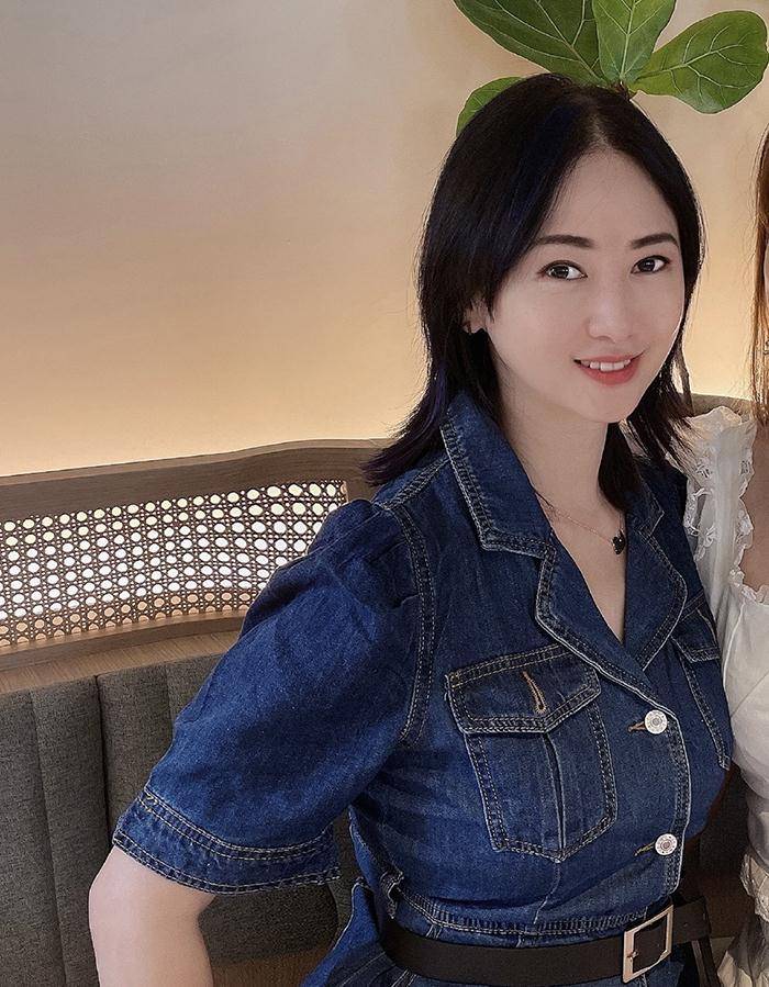 黑色|翁虹举家搬迁上海！穿牛仔裙聚会，打扮时髦似小姑娘