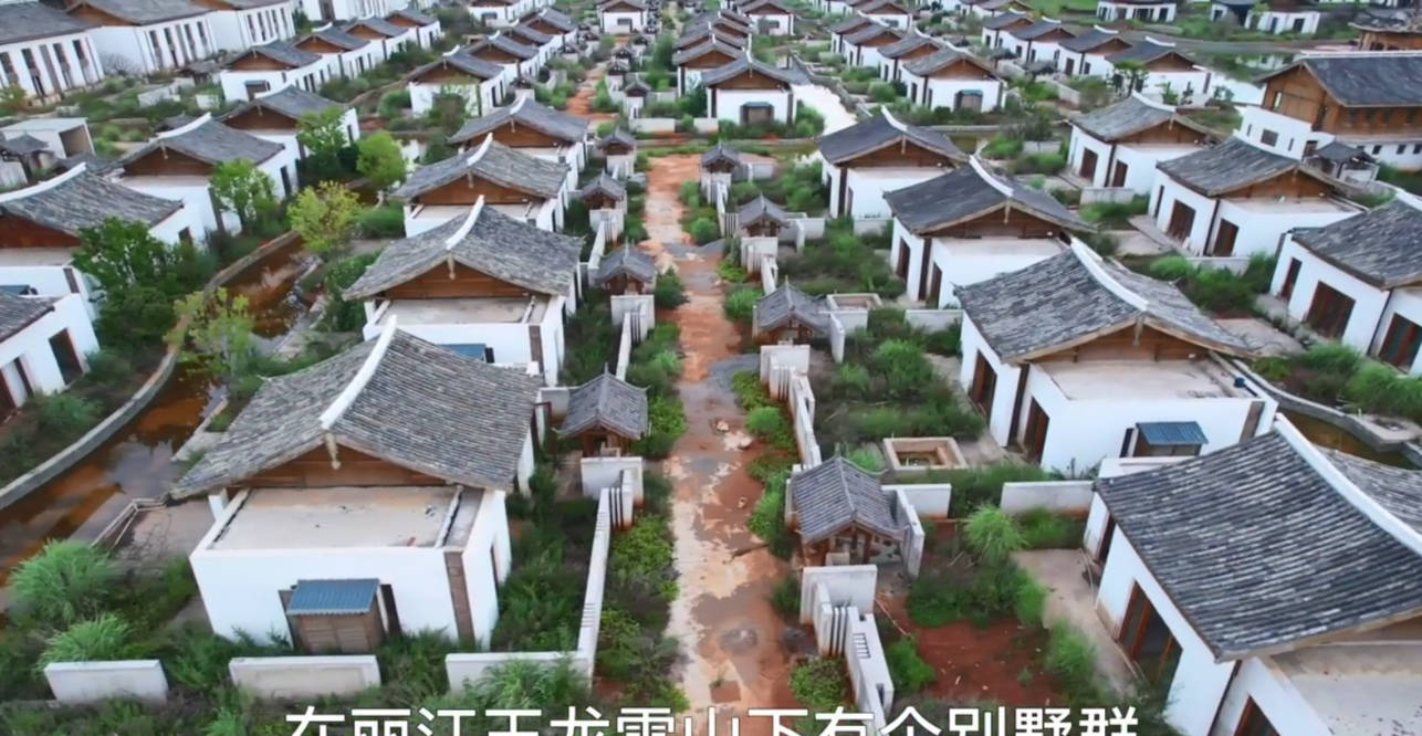 李亚鹏35亿打造的雪山小镇，现杂草丛生空无一人，蛛网连片像鬼屋