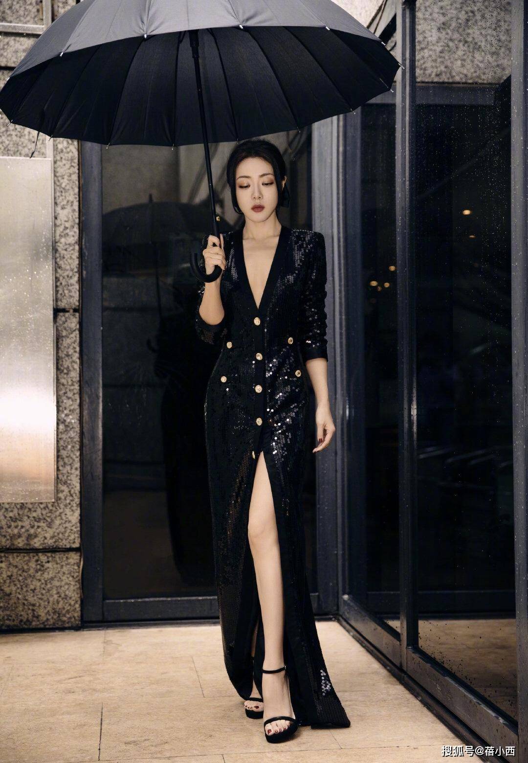 看点|“张梓琳”不愧是超模,穿深V领亮片裙高调亮相,这身材不服不行